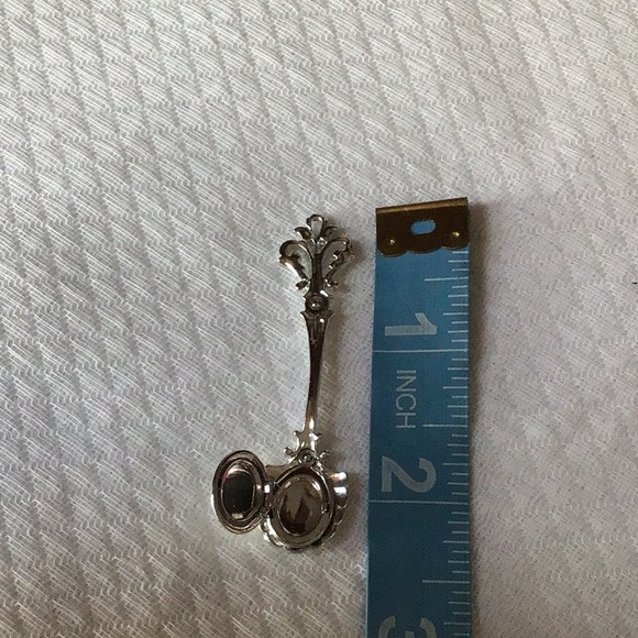 Locket/ Pendant Silvertone.Shiny and CUTE! VeryDainty, sweet and a perfect gift! - Picture 6 of 6